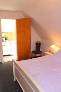 グレーミッツにあるFerienwohnung Kautzのベッドルーム1室(ベッド1台、青い椅子付)