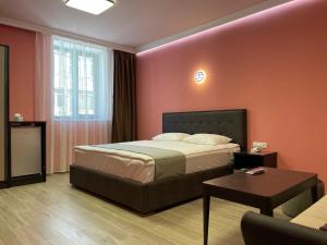 เตียงในห้องที่ Central Hotel Gyumri