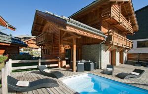 Бассейн в Odalys Chalet Le Loup Lodge или поблизости