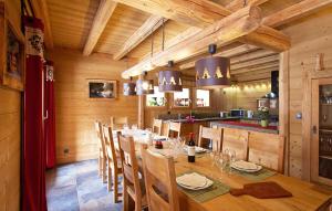 Un comedor con una mesa larga y sillas. en Odalys Chalet Le Loup Lodge, en Les Deux Alpes