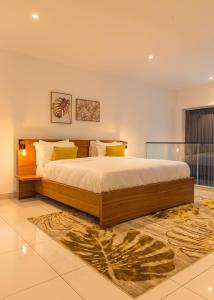A bed or beds in a room at The Avery Loft at Embassy Gardens, Cantonments