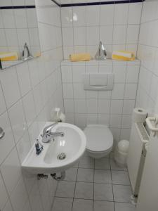プレローにあるGästehaus Whg 9の白いバスルーム(洗面台、トイレ付)