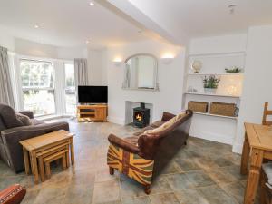 a living room with a couch and a fireplace at Florence Villas in Worcester