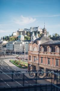 uma vista de um edifício com uma cidade ao fundo em numa I Sonate Apartments em Salzburgo