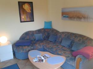 sala de estar con sofá y mesa en Ferienwohnung Voderberg Nr 1, en Burg auf Fehmarn