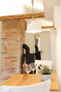 une salle à manger avec une table en bois et des verres à vin dans l'établissement BoJe, à Waabs