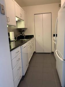 Una cocina o zona de cocina en Dartmouth Street Boston 30 Day Stays