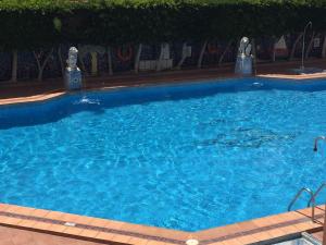 Bazén v ubytování Surycan Summer Style nebo v jeho okolí