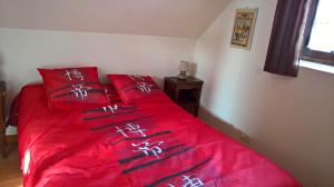 A bed or beds in a room at LES GITES DU JARIEL
