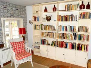 a room with a book shelf filled with books at Waldow - Ulmenhof 5 in Nieblum