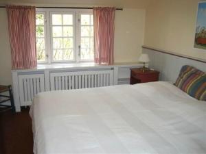 Un pat sau paturi într-o cameră la Waldow - Ulmenhof 5