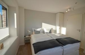 Un dormitorio con una cama grande y una ventana en Kopenhagen en Kronsgaard