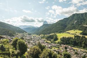 uitzicht op een stad in de bergen bij Chalet Residence Alpinflair in Ortisei