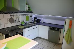 a small kitchen with a sink and a stove at Modernes Ruhrgebietsdomizil in Hattingen