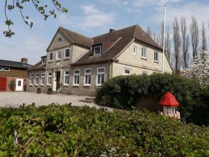 una casa grande con una boca de incendios roja delante de ella en AbendLicht, en Vadersdorf