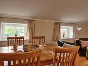 sala de estar con mesa de madera y sillas en AbendLicht en Vadersdorf