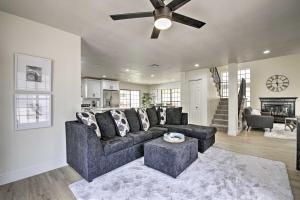 A seating area at Glendale Family Home Close to Golf and Westgate