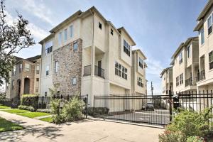 un edificio de apartamentos con una puerta delante en 3-Story Home Near Museums, Nightlife and Downtown! en Houston