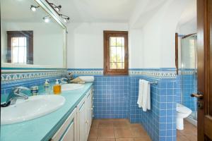Kúpeľňa v ubytovaní Owl Booking Villa El Blau - Family and Friends