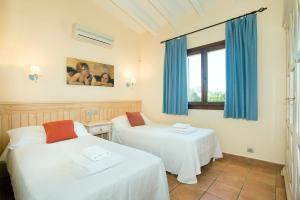 Posteľ alebo postele v izbe v ubytovaní Owl Booking Villa El Blau - Family and Friends