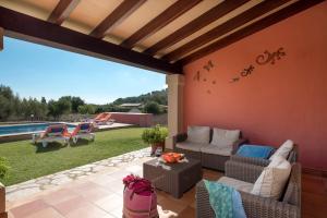 Posedenie v ubytovaní Owl Booking Villa El Blau - Family and Friends