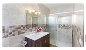 Un baño de APARTAMENTO EN OLVERA CON GARAJE