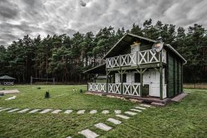 a small house in the middle of a field at Słoneczny Zagajnik-domek na skraju lasu, Roztocze, Zwierzyniec in Lipowiec