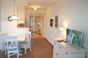 ein Wohnzimmer mit einer Küche und einem Esszimmer in der Unterkunft Halligblick Whg 11 in Wyk auf Föhr