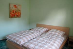 two beds in a room with a painting on the wall at Thiesen in Kochendorf