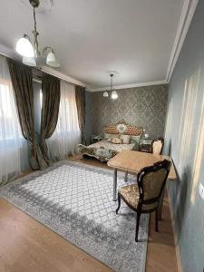a living room with a table and a bed at Casa Dobrescu Centura De Nord in Craiova