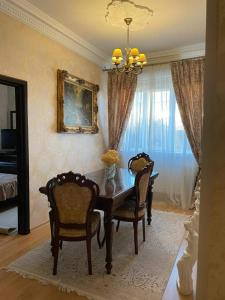 a dining room with a table and chairs at Casa Dobrescu Centura De Nord in Craiova