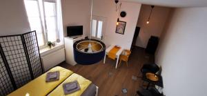 TV a/nebo společenská místnost v ubytování Apartmán Augustin Jičín