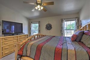 Un pat sau paturi într-o cameră la Rustic Retreat Moab Townhome with Grill and Fire Pit!