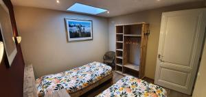 mały pokój z 2 łóżkami i oknem w obiekcie de Kempenvallei w mieście Luyksgestel