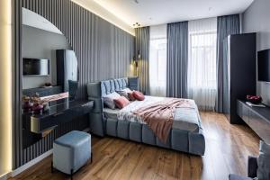ein Schlafzimmer mit einem Bett und einem großen Spiegel in der Unterkunft Куліша 12 in Lwiw