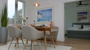 een eetkamer met een tafel en stoelen en een bed bij COAST HOUSE White Island in Ostseebad Sellin