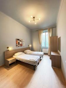 1 Schlafzimmer mit 2 Betten und einem Fenster in der Unterkunft Il Giramondo in Mailand