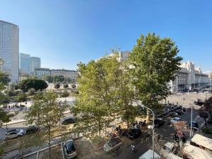 una vista de una ciudad con coches aparcados en un aparcamiento en Il Giramondo, en Milán