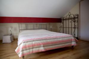 A bed or beds in a room at Une parenthèse en Ardenne