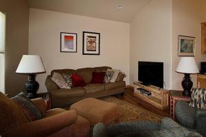 ein Wohnzimmer mit einem Sofa und einem Flachbild-TV in der Unterkunft Upper Ranch - 100 Acre Mountain Views in Whitehall