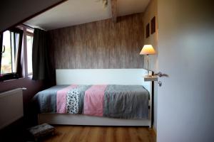 A bed or beds in a room at Une parenthèse en Ardenne