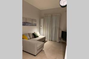 a living room with a couch and a television at B&B Piano1 Interno5 - Accogliente e moderno bilocale vicino al centro in Salerno