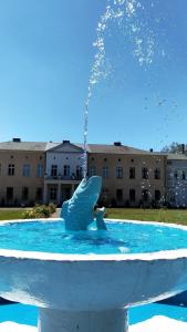 einen Brunnen mit einem Eisbären im Wasser in der Unterkunft Grafensuite auf Schloss Semlow in Semlow