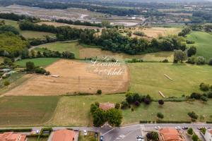una vista aérea de un campo con una señal en él en La Locanda di Adele - Il Giardinetto B&B, en Scarperia