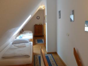 En eller flere senge i et værelse på Haus Seeschwalbe, FW 5