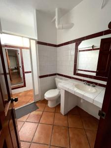 Koupelna v ubytování HOTEL BUGAMBILIAS