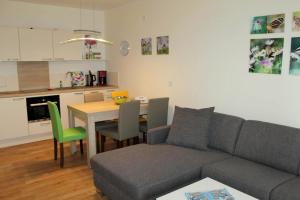ein Wohnzimmer mit einem Sofa und einem Tisch in der Unterkunft Lachmöwe App 35 in Dierhagen
