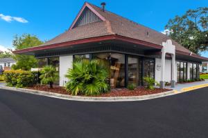 a building on the side of a street at Red Roof Inn Savannah – Southside/Midtown in Savannah +27 photos