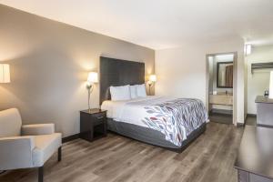 Tempat tidur dalam kamar di Red Roof Inn Savannah – Southside/Midtown