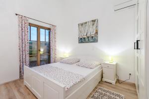 Apartments Villa Kameja tesisinde bir odada yatak veya yataklar